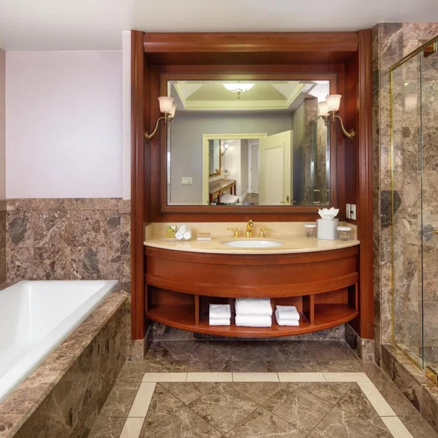 Deluxe, King Bed, 2 Queen Beds, Lake View, Hilton Lac Leamy 4/5