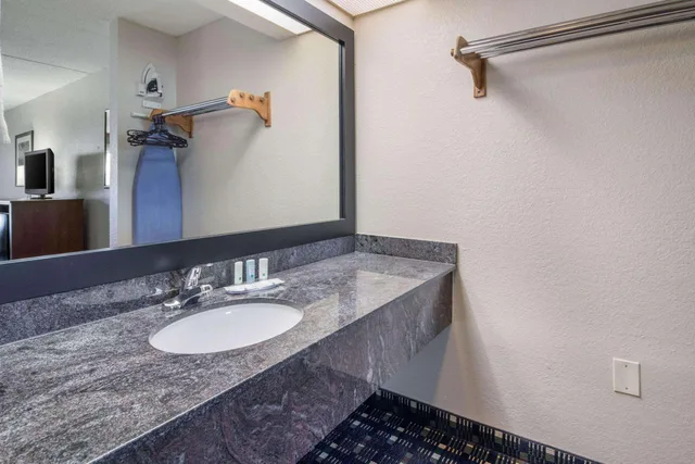 غرفة بسرير كينج للمدخنين، Quality Inn Dandridge 10/10