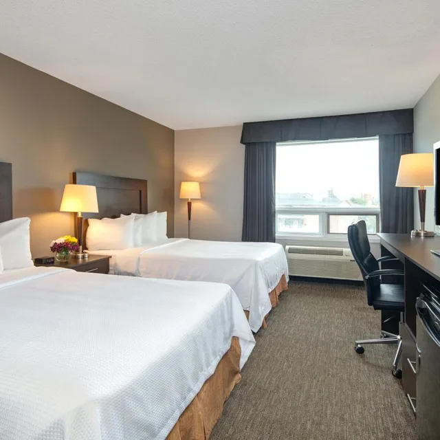 غرفة بسرير كينج وسريرين كوين، Travelodge Hotel Sudbury 2/6