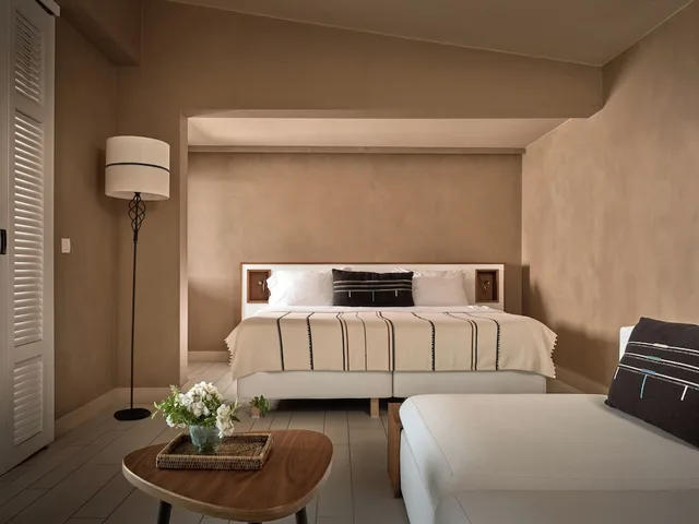 بنغل بسرير مزدوج بإطلالة على البحر بمسبح خاص، Eagles Palace - Small Luxury Hotels of the World 3/6