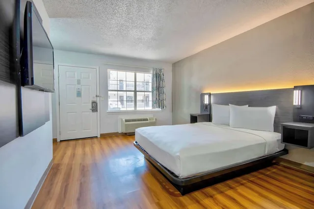 غرفة قياسية بسرير كوين لذوي الإعاقة، Studio 6 Extended Stay - Austin, TX - Midtown 1/10