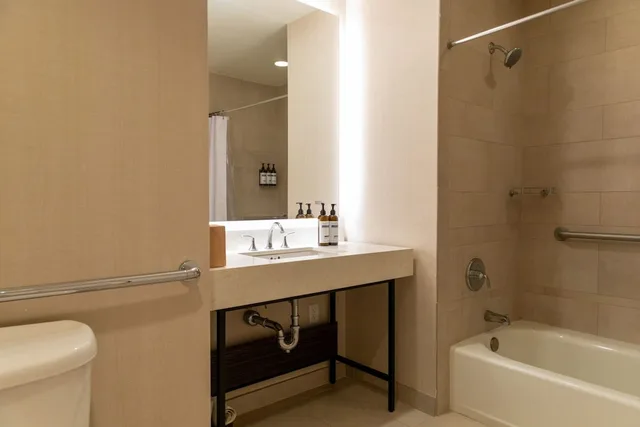 غرفة بسرير كينج لذوي الإعاقة، Hyatt Regency Lost Pines 3/4