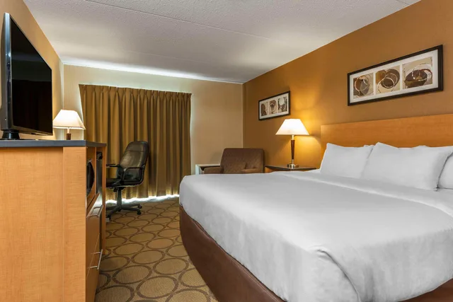 غرفة بسرير كينج، Comfort Inn Baie-Comeau 1/6
