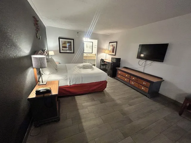 Room, King Bed, Smoking, Suite Dreams Motel Mattoon I 57 5/10