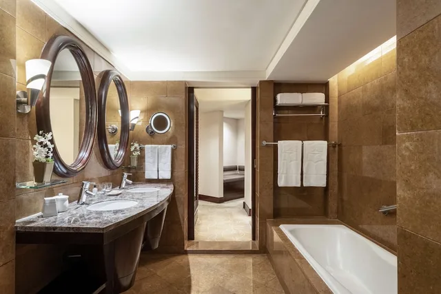 Premier, Suite, King Bed, Garden Wing، EDSA Shangri-La Manila 4/4