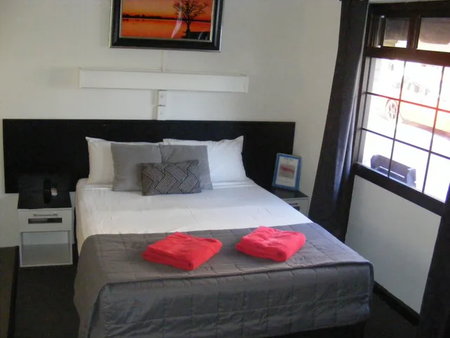 غرفة بسرير كوين وسرير فردي، Motel Lodge 2/2
