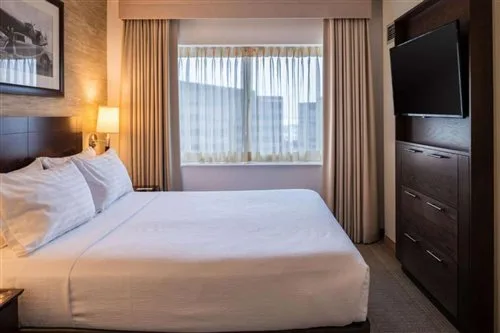 غرفة بسرير كينج مع أريكة، Sonesta Chicago O'Hare Airport 1/2