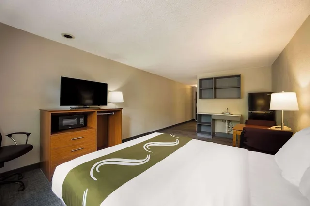 غرفة قياسية بسرير كوين بمطبخ صغير، Suburban Studios Canon City, CO 4/10