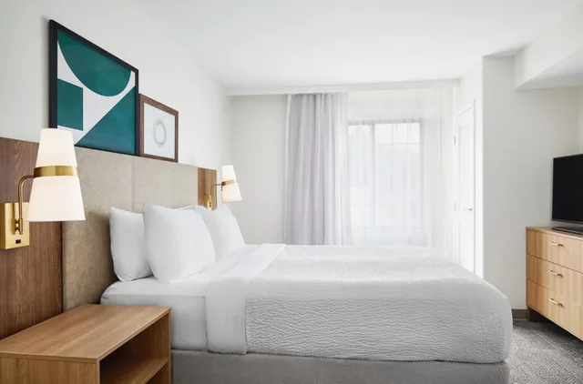 جناح استوديو بسرير كوين مع أريكة، Staybridge Suites Peoria Downtown 1/2