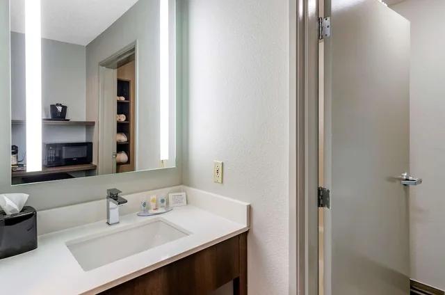 جناح بسريرين كوين مع أريكة، Comfort Inn & Suites Troutville-Roanoke North 6/10