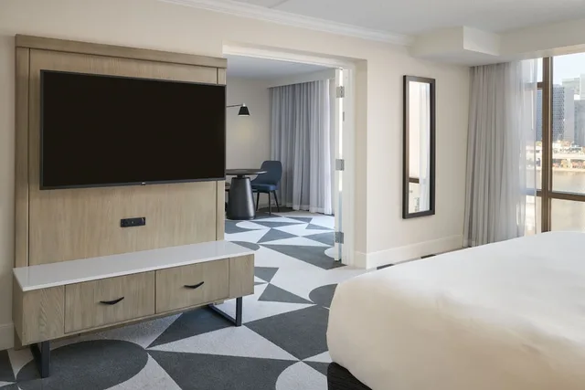 جناح بسرير كينج بإطلالة على المدينة بغرفة نوم واحدة مع أريكة، Sheraton Pittsburgh Hotel At Station Square 1/4