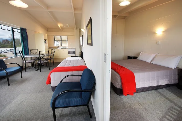 1 Bedroom, Apartment, 1 Double and 3 Single Beds، AMBASSADOR THERMAL MOTEL 2/3