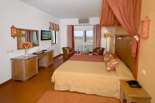 غرفة بسرير مزدوج أو سريرين منفصلين بإطلالة على الحديقة، Cerro da Marina - Adults Only 1/1