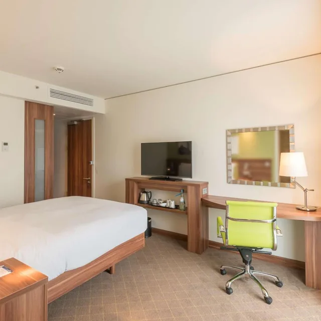 غرفة بسرير كينج وسرير كوين، Hampton By Hilton Hamburg City Centre 1/8