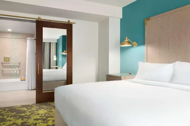جناح بسريرين كوين بغرفتين مع أريكة لذوي الإعاقة، Embassy Suites By Hilton Boulder 1/4