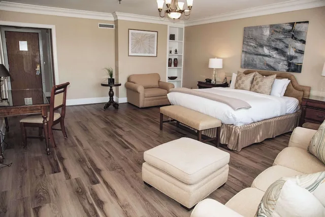 Master, Executive, Suite, King Bed, Sofa, Pet Friendly, Accessible، Haywood Park Hotel, Ascend Hotel Collection 6/10