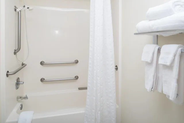 غرفة بسرير كوين لذوي الإعاقة، Candlewoods Suites Lacey 5/7