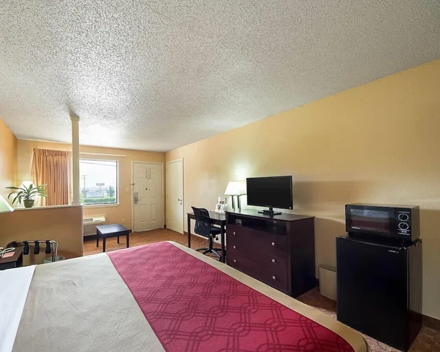 جناح بسرير كينج مع أريكة للمدخنين، Econo Lodge Inn & Suites San Antonio near Frost Bank Center 3/5