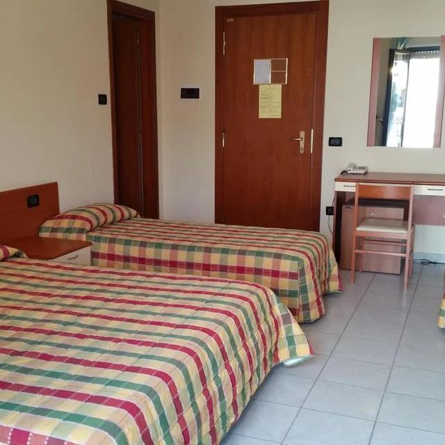 غرفة رباعية، Hotel Leon 3/8
