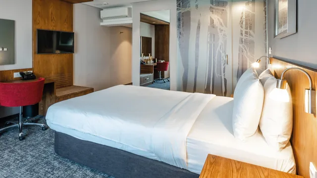 Room, Queen Bed, Holiday Inn Nairobi Two Rivers Mall an IHG Hotel 5/6