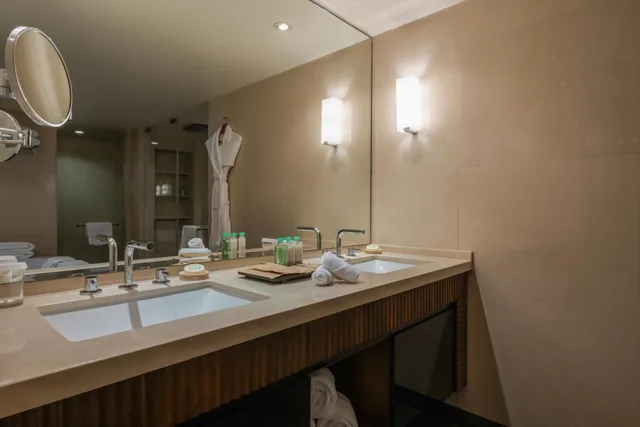 جناح ملكي، Movenpick Hotel Beirut 2/8