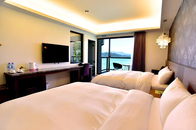 غرفة رباعية بسريرين مزدوجين بإطلالة على البحيرة، Miracolo View Hotel 2/2