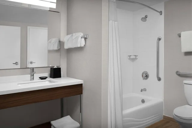 1 Bedroom, Suite, 2 Double Beds, Ocean Front, Sofa, Corner, Courtyard Virginia Beach Oceanfront South 4/4