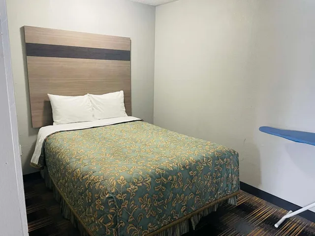 جناح تنفيذي بسرير كينج، Travelodge by Wyndham Sellersburg / Louisville North 1/6