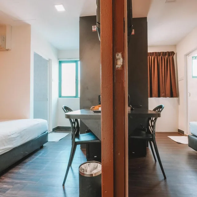 غرفة متصلة، A Hotel Desker 7/10