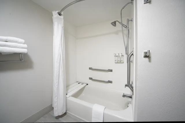 غرفة بسرير كينج مع أريكة لذوي الإعاقة، Holiday Inn Express Hotel Suites Atlanta Johns Creek 5/8