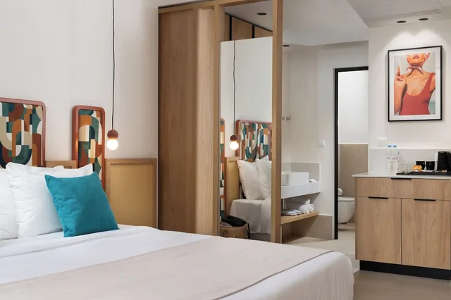 غرفة جونيور بسرير كوين بإطلالة على البحر بشرفة مع أريكة، Paralos Rodos Lifestyle Hotel 5/10