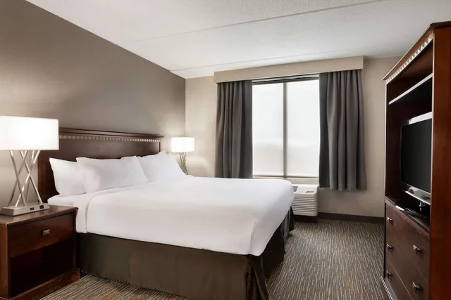 غرفة قياسية بسرير كينج يُسمح فيها بالحيوانات الأليفة لذوي الإعاقة، Wingate By Wyndham Bridgeport Wv 1/5