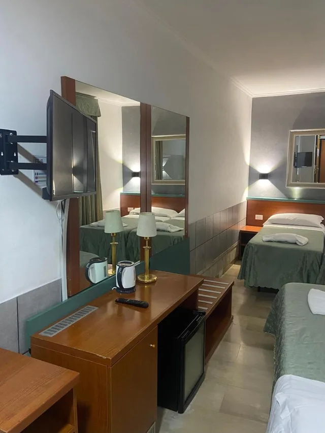 غرفة رباعية، Hotel Center 2 4/5