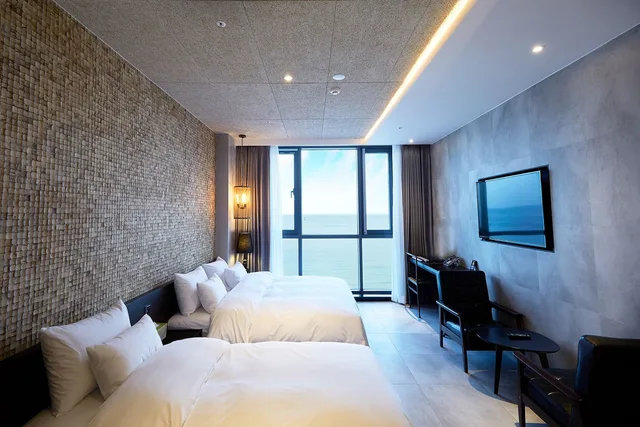غرفة عائلية بسريرين منفصلين وسرير كينج وسرير فردي بإطلالة على البحر، Hotel Laon 4/10