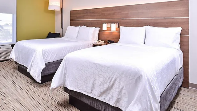 غرفة قياسية بسريرين كوين لذوي الإعاقة، Holiday Inn Express Hotel Suites Mount Pleasant 3/5
