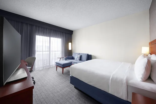 غرفة بسرير كينج مع أريكة، Courtyard by Marriott Kansas City Overland Park/Metcalf, South of College Boulevard 4/8