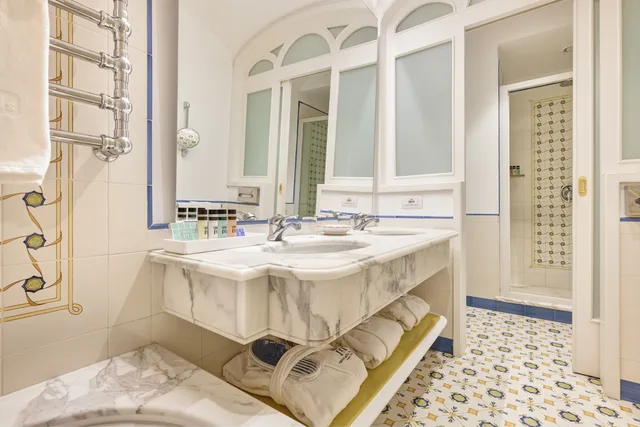 جناح بشرفة بإطلالة جزئية على البحر، Grand Hotel Capodimonte 3/3