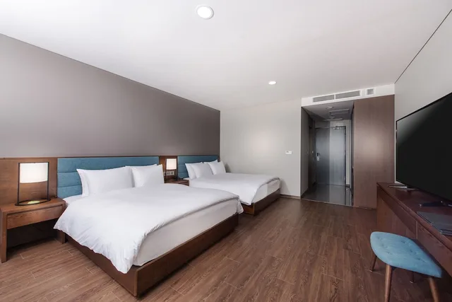 غرفة بريميوم بسريرين كوين بإطلالة جزئية على البحر في طابق مرتفع، Hotel Tops 10 3/5