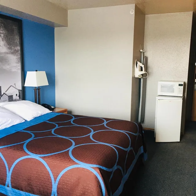 Room, King Bed, Queen Bed, Accessible, Super 8 by Wyndham Swift Current 2/6