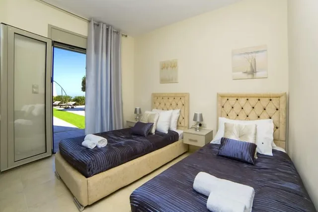 فيلا بسرير كينج وسريرين كوين وسريرين منفصلين بإطلالة على البحر بـ4 غرف نوم، Aroma Villas 2/4