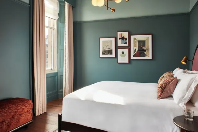 Roomy, King Bed، The Hoxton Edinburgh 1/6