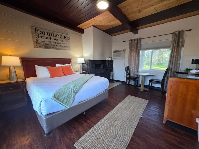 Traditional, Queen Bed, Pet Friendly, Sierra Lodge 1/4