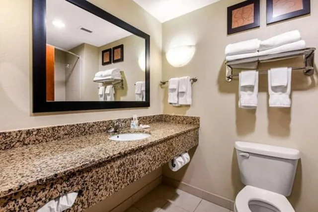 جناح بسريرين مزدوجين مع أريكة، Comfort Suites Manchester 3/4