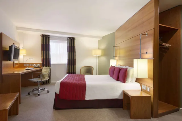 غرفة بسرير مزدوج، Ramada Plaza by Wyndham Wrexham 2/3