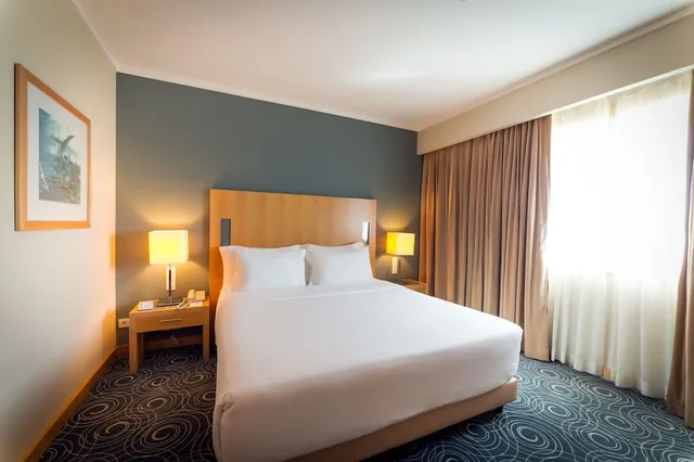غرفة بسرير مزدوج وسرير فردي مع سرير إضافي، Sana Malhoa Hotel 1/10