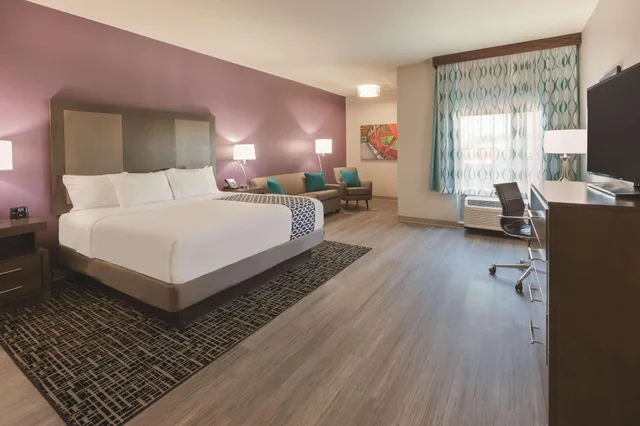 Deluxe, King Bed, La Quinta Inn & Suites By Wyndham Terre Haute 1/2