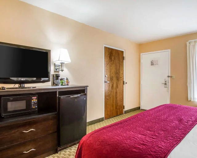 غرفة بسرير كينج لذوي الإعاقة، Quality Inn Foley - Gulf Shores North 1/8
