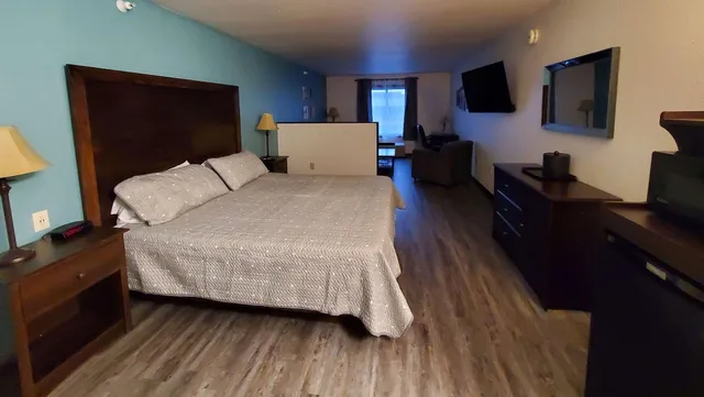 جناح بسرير كينج يُسمح فيها بالحيوانات الأليفة، Jasper Ridge Inn Ishpeming 1/1