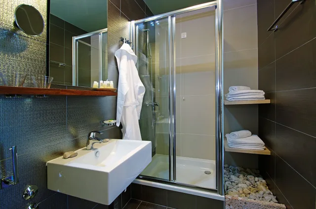 غرفة قياسية بسريرين منفصلين بإطلالة على المسبح بشرفة، Boutique Hotel Bol 4/5