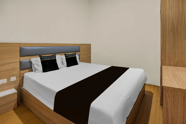 Indonesia Suite Double, Hotel O near Pantai Losari formerly Point Inn 1/1